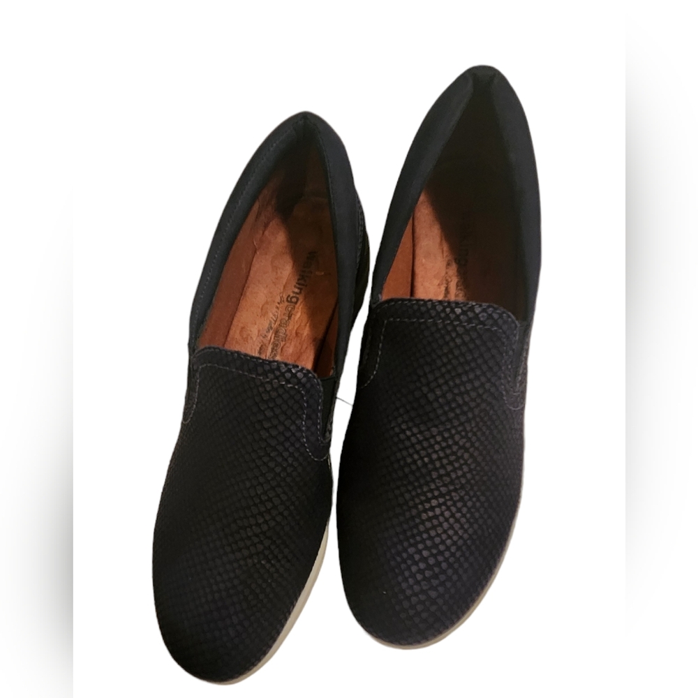 Walking Cradles Slip-on Leather Loafers in deep Navy Blue. Size 8N Snake Print